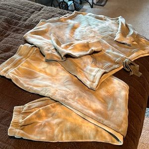 Comfy olive green tie die outfit